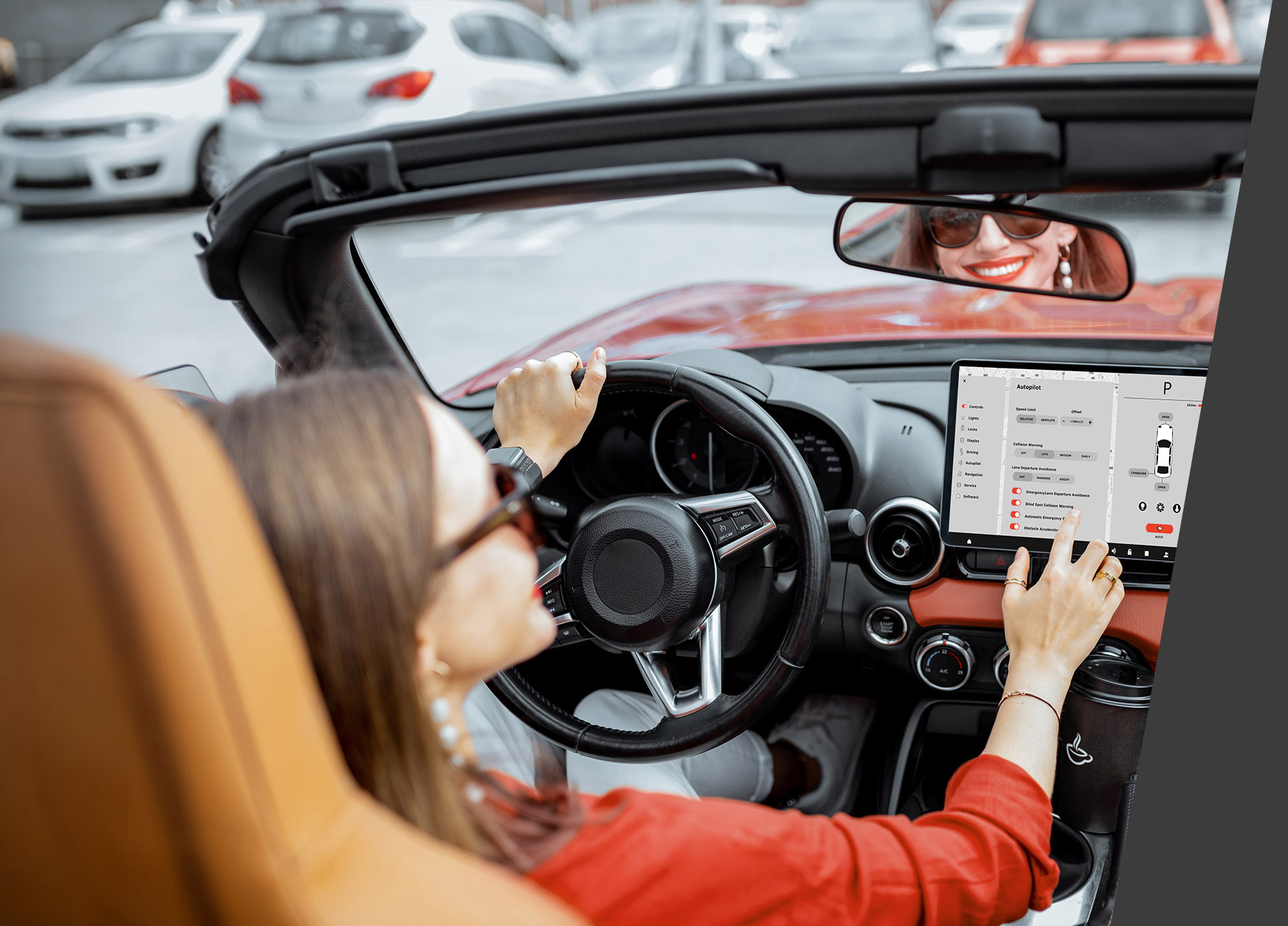 Frau im E-Auto bedient Display